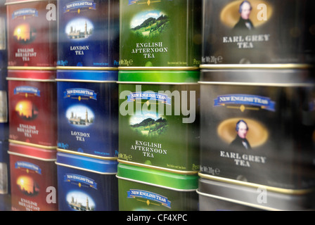 Dosen von englischen Tee auf dem Display in einem Schaufenster in London. Stockfoto