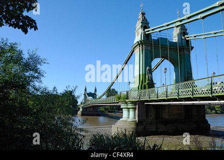 Hammersmith Bridge, erbaut 1887, über die Themse, die Verknüpfung von Barnes auf der Südseite, Hammersmith auf der Nordseite. Stockfoto