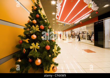 Dicht bewachsen von Weihnachtsschmuck im Einkaufszentrum Korridor Tanne Stockfoto