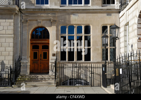 Die London-Bibliothek im St James es Square. Die Bibliothek hat Bücher stammt aus dem 16. Jahrhundert, die alle Aspekte der t angehäuft. Stockfoto