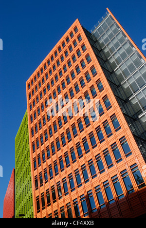 Die bunten glasierten Terrakotta-Exterieur von Central Saint Giles, ein neues Büro, wohnen, Einzelhandel und öffentlichen Raum Entwickl Stockfoto