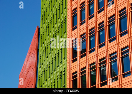 Die bunten glasierten Terrakotta-Exterieur von Central Saint Giles, ein neues Büro, wohnen, Einzelhandel und öffentlichen Raum Entwickl Stockfoto
