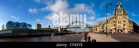 Sage Gateshead und die Tyne-Brücke über den Fluss Tyne betrachtet von Newcastle Quayside. Stockfoto