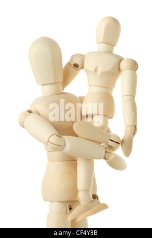 Holzfiguren von Kind sitzt auf Händen seiner Eltern, halber Körper isoliert auf weiss Stockfoto