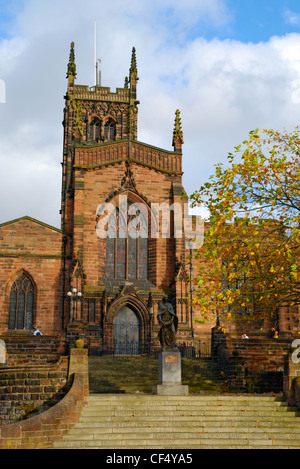 Stiftskirche St. Peter in Wolverhampton. Die Kirche hat das zweite älteste Komplettset von zwölf Glocken im Land. Stockfoto