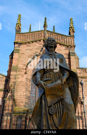 Statue von Lady Wulfruna c. 935-1005, Gründer der Stadt Wolverhampton, außerhalb der Stiftskirche St. Peter. Stockfoto