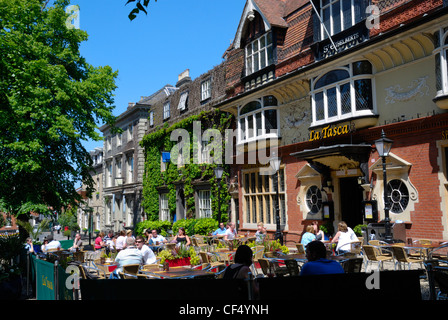 Menschen sitzen außen La Tasca spanische Tapas Bar & Restaurant in der Tombland Gegend von Norwich. Stockfoto