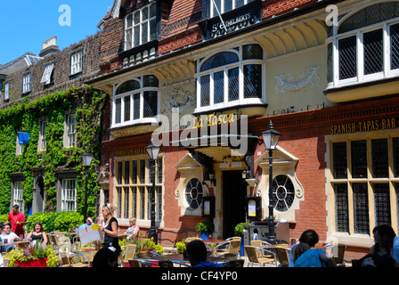 Menschen sitzen außen La Tasca spanische Tapas Bar & Restaurant in der Tombland Gegend von Norwich. Stockfoto