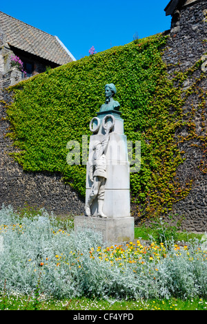 Edith Cavell Memorial vor Norwich Kathedrale. Edith Cavell war eine britische Krankenschwester und humanitäre Helfer Opfer von al Stockfoto