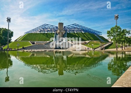 Paris, Frankreich. Das Palais Omisports Arena in Bercy, reflektiert in den Pool. Stockfoto