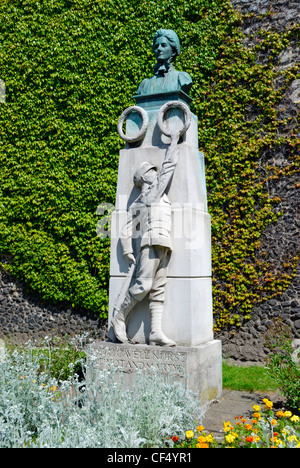 Edith Cavell Memorial vor Norwich Kathedrale. Edith Cavell war eine britische Krankenschwester und humanitäre Helfer Opfer von al Stockfoto