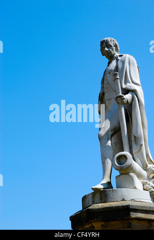 Statue von Vize-Admiral Horatio Nelson auf dem Gelände des Norwich Kathedrale, in der Nähe von Norwich School (vorher König Edward VI Stockfoto