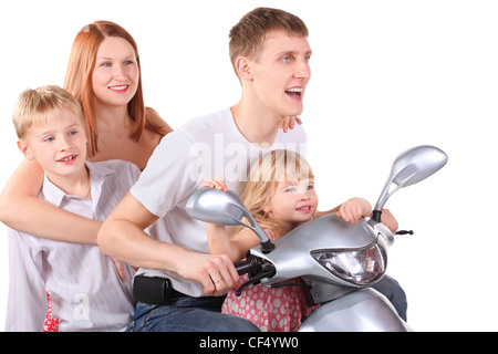 Vater, Mutter und zwei Kinder sitzt auf dem Motorrad. Isoliert. Konzentrieren Sie sich auf Tochter Gesicht. Stockfoto