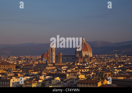 Blick auf den Dom Santa Maria del Fiore, im Morgengrauen von Piazzale Michelangelo, Florenz, Toskana, Italien, Europa Stockfoto
