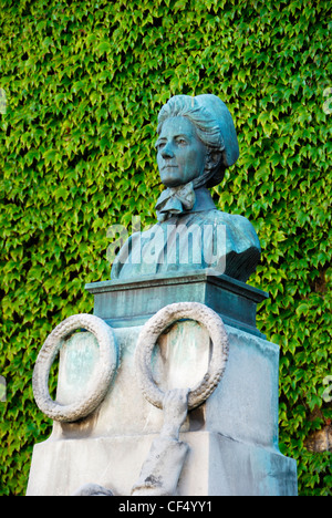 Edith Cavell Memorial vor Norwich Kathedrale. Edith Cavell war eine britische Krankenschwester und humanitäre Helfer Opfer von al Stockfoto