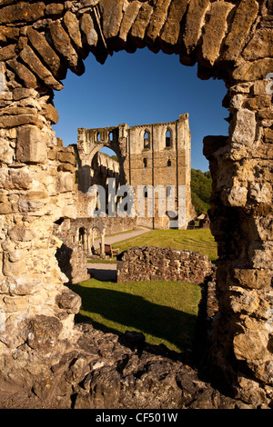 Die Ruinen von Rievaulx Abbey, eine ehemalige Zisterzienserabtei in 1132 gegründet und löste durch Henry VIII 1538. Stockfoto