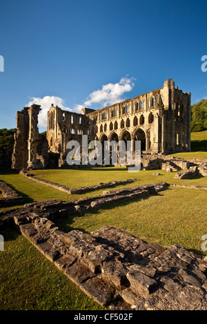 Die Ruinen von Rievaulx Abbey, eine ehemalige Zisterzienserabtei in 1132 gegründet und löste durch Henry VIII 1538. Stockfoto