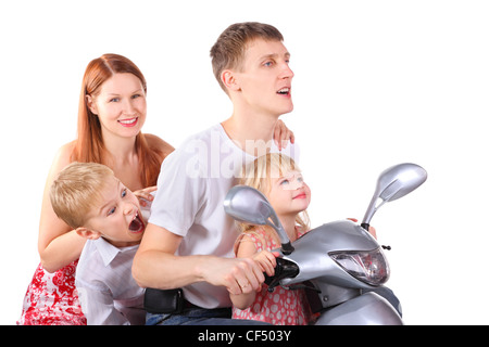 Vater, Mutter und zwei Kinder sitzt auf dem Motorrad. Isoliert. Weibliches Gesicht in unscharf. Stockfoto