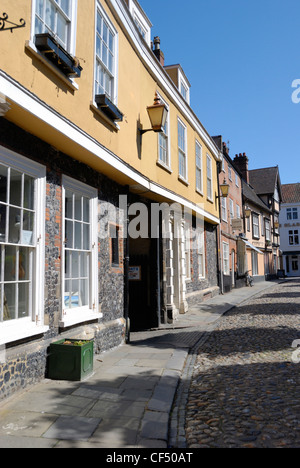 Elm Hill, gepflasterten eine historische Gasse mit vielen Gebäuden aus der Tudor-Zeit. Stockfoto