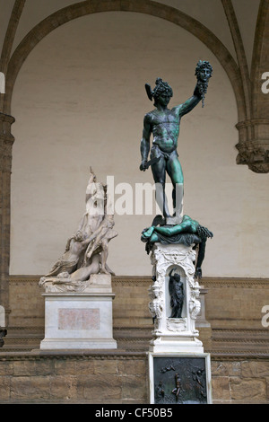 Perseus mit dem Kopf Medusa von Cellini, 1554, Loggia dei Lanzi, Piazza della Signoria, Florenz, Toskana, Italien, Europa Stockfoto