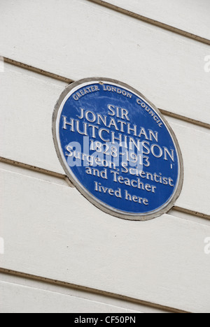 Blaue Plakette zum Gedenken an Sir Jonathan Hutchinson, Chirurg, Wissenschaftler und Lehrer, lebte um 15 Cavendish Square W1. Stockfoto