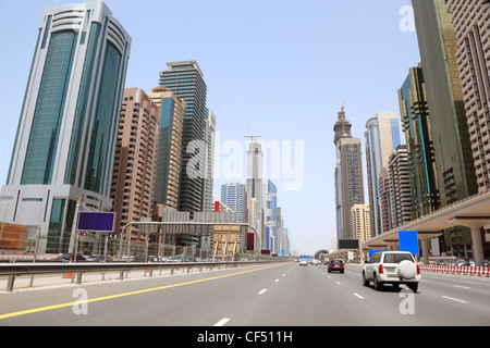 DUBAI APRIL 18: Gesamtansicht auf Bundesstraße Wolkenkratzer am 18. April 2010 in Dubai UAE Dubai ist die meisten schnell wachsende Stadt auf der Erde. Stockfoto