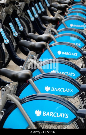 Eine Reihe von Barclays Cycle Hire Fahrräder geparkt in einer Dockingstation. Stockfoto