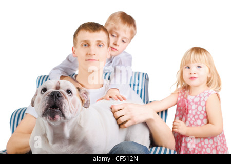 Vater mit englische Bulldogge sitzt auf einem Stuhl. Sohn und Tochter in der Nähe von ihm. Fokus auf Hundenase. Stockfoto