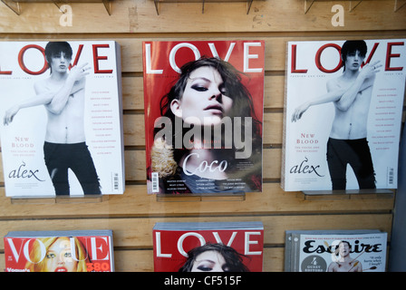 Mode und Lifestyle-Magazinen, Liebe, Vogue und Esquire auf dem Display in einem Schaufenster. Stockfoto