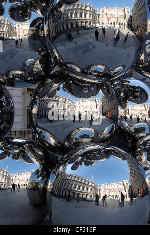 Die Royal Academy of Arts-Hof spiegelt sich in Ansih Kapoors Skulptur großer Baum und das Auge. Stockfoto