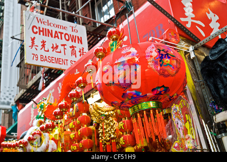 Souvenir-Shop in der Mott Street in Chinatown in New York City, verkauft Lampions. Stockfoto
