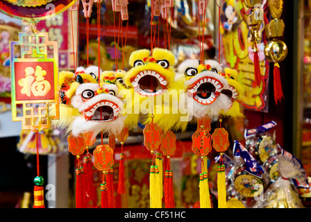 Souvenir-Shop in Chinatown in New York City verkauft chinesische Puppen. Stockfoto