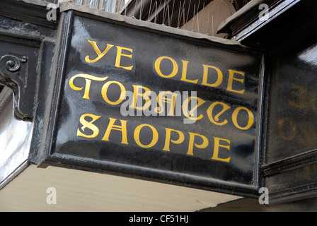 Ye Olde Shoppe Tabak Schild Staple Inn aufgelistet ein 16. Jahrhundert Gebäude am High Holborn. Das Gebäude ist der letzte survivi Stockfoto