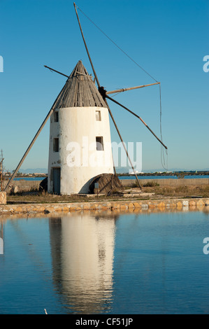 Traditionelle Windmühle Amids die Salzbergwerke in San Pedro, Murcia, Spanien Stockfoto