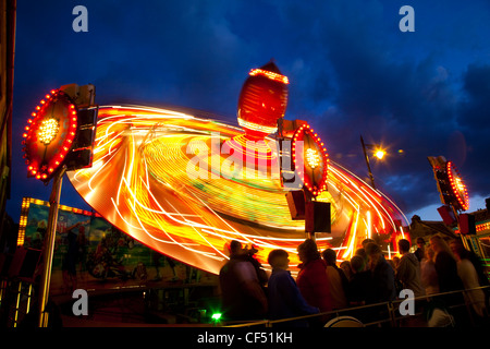 Menschen Schlange für einen Festplatz fahren Stokesley fair, statt jedes Jahr im September in der High Street. Stockfoto