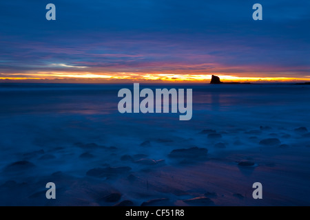 Morgendämmerung über Black Nab in gegen-Bucht in der Nähe von Whitby an der Nordküste Yorkshire. Stockfoto