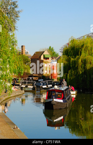 Narrowboat auf den Regents Canal an der City Road-Schleuse. Stockfoto