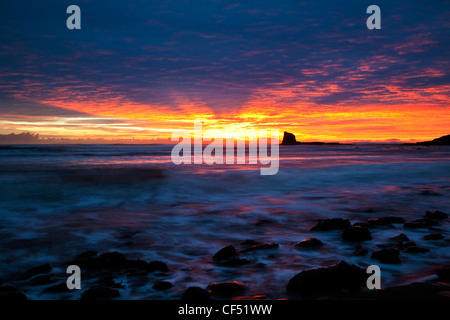 Dawn gegen Bay in der Nähe von Whitby, North Yorkshire Coast Stockfoto