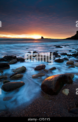 Morgendämmerung über Black Nab in gegen-Bucht in der Nähe von Whitby an der Nordküste Yorkshire. Stockfoto