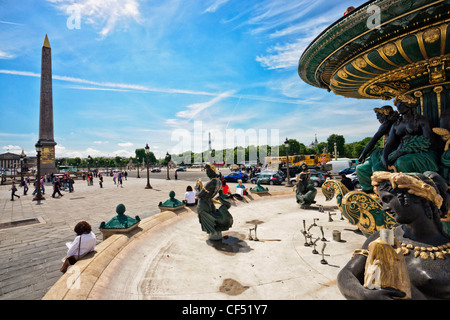 Paris, Place De La Concorde. Brunnen von Fluss-Handel und Schiffahrt mit der Luxor Obelisk und Eiffelturm im Hintergrund Stockfoto