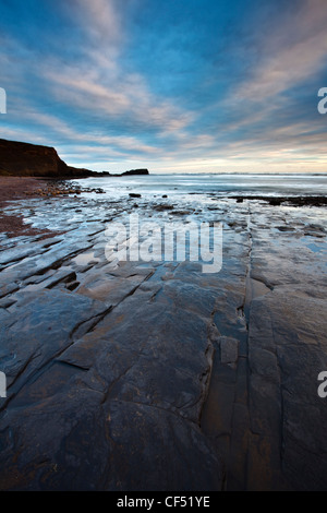 Schiefer-Pflaster bei Ebbe in gegen-Bucht in der Nähe von Whitby an der Nordküste Yorkshire. Stockfoto