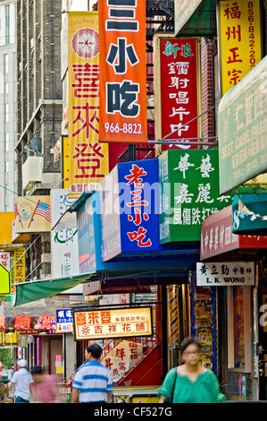 East Broadway in Chinatown in New York City zeigt bunte Zeichen für chinesische Unternehmen. Stockfoto