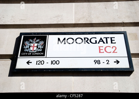 Moorgate EC2-Zeichen mit der City of London-Kamm. Stockfoto