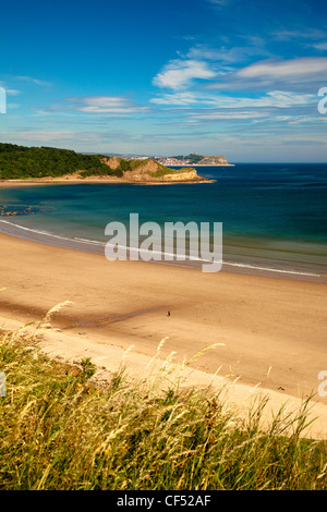 Sandstrand am Cayton Bay mit Scarborough in der Ferne. Stockfoto