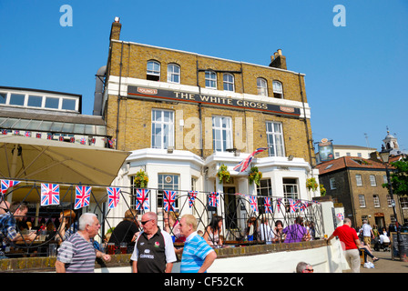 Anschluß-Markierungsfahne Bunting auf Geländer vor der weißen Kreuz Pub, eine traditionelle historische Pub am Flussufer mit Blick auf Richmond Bridge. Stockfoto