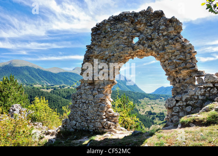 Italia Italien Italie Abruzzen Pescasseroli Castel Mancino Valle Montagna Mountain Park Landschaft Paesaggio Vista Monte marsicano Stockfoto