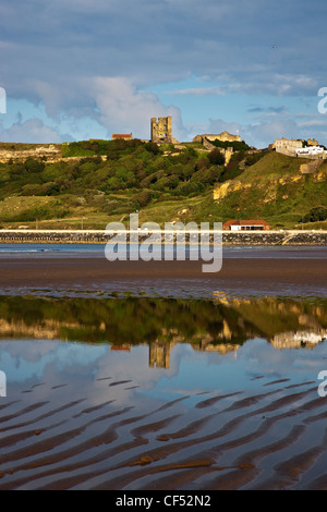 Scarborough Castle auf einem Felsvorsprung über North Bay. Stockfoto