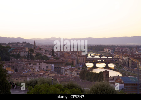 Blick auf den Ponte Vecchio und der Fluss Arno im Abendlicht vom Piazzale Michelangelo, Florenz, Toskana, Italien, Europa Stockfoto