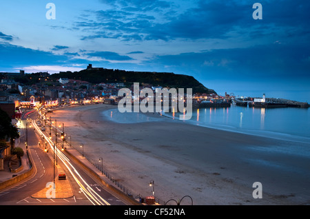 South Bay in Scarborough in der Abenddämmerung. Stockfoto