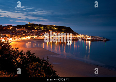 South Bay in Scarborough in der Abenddämmerung. Stockfoto